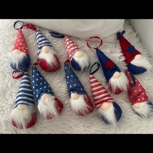 Set of 10 pieces of gnomes, they are new.  you can use them for any decoration.